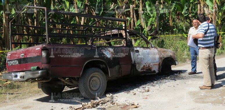 Queman camioneta con hombre adentro