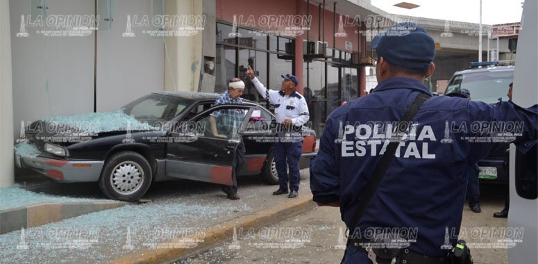 Heridos en fuerte choque; un auto casi se mete a un hotel