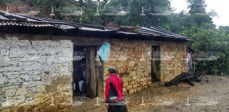 Catorce casas quedan sin techo en Coahuitlan