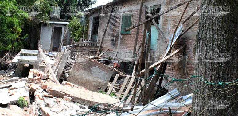 Colapsan sus viviendas en Francisco Villa y Arroyo del Arco, Papantla