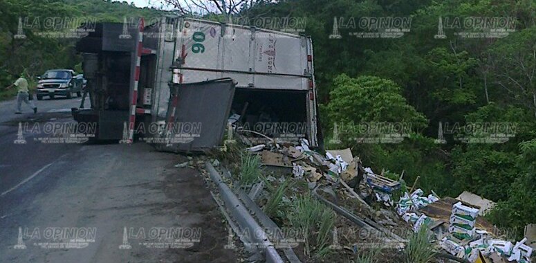 Termina volcado tráiler cargado con chayotes