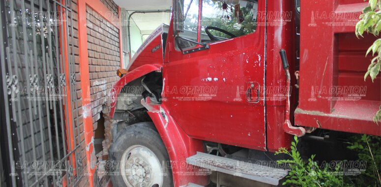 Volteo impacta dos coches y casi derriba una vivienda