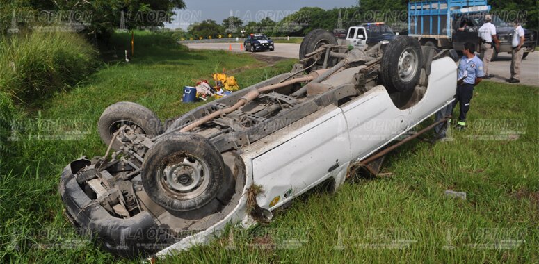 VOLCARON EN LA AUTOPISTA TUXPAN-POZA RICA