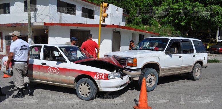 Semaforazo deja solo daños