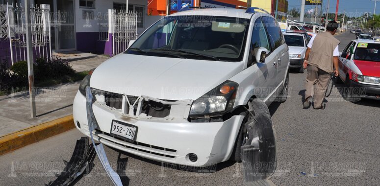 Microbús choca vs camioneta