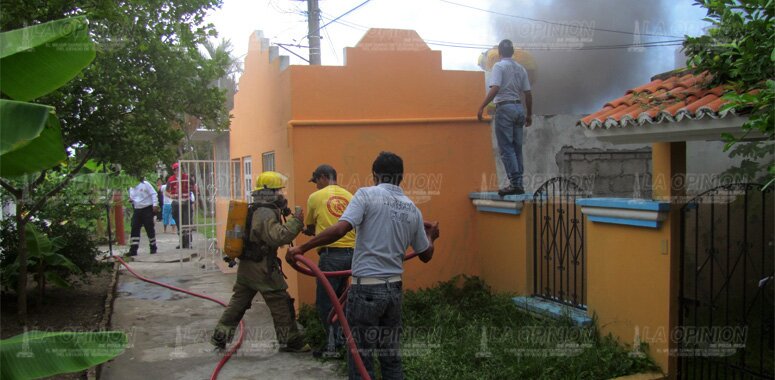 ¡Cortocircuito deriva incendio de una casa!