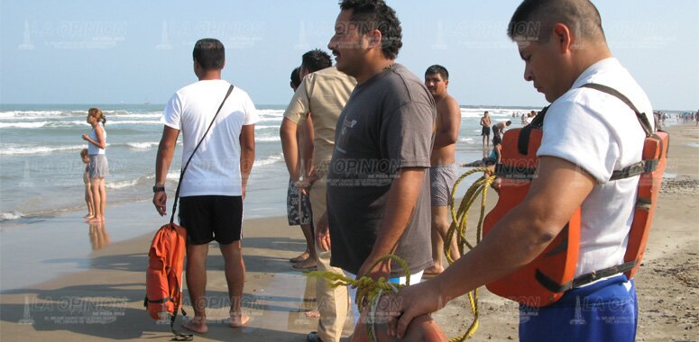 Turista poblano a punto de ahogarse en la playa