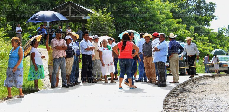 ¡Bloqueo carretero en la Tuxpan - Cazones!