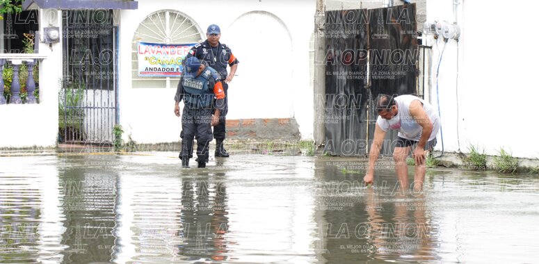 Viven inundados y entre cocodrilos