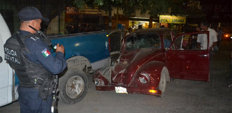 EBRIOS DESBARATAN VOCHO Y SE LESIONAN 